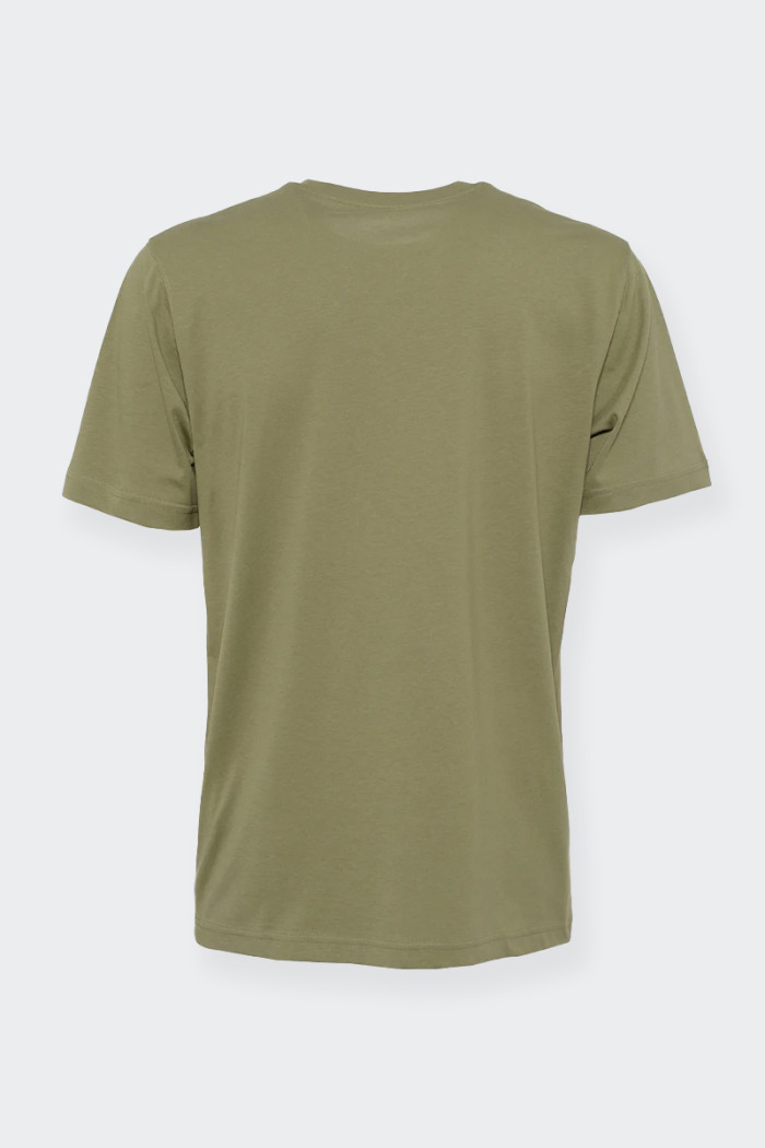 La Pierce T-Shirt è una maglietta iconica da uomo della stagione Primavera Estate. Una t-shirt a tinta unita semplice, ma con pe