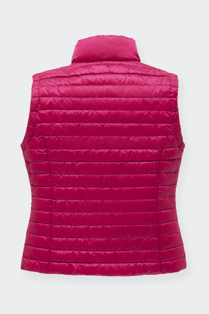 Practical and comfortable 100-gram sleeveless down jacket for women, a must-have for the season. Front opening with zip and doub