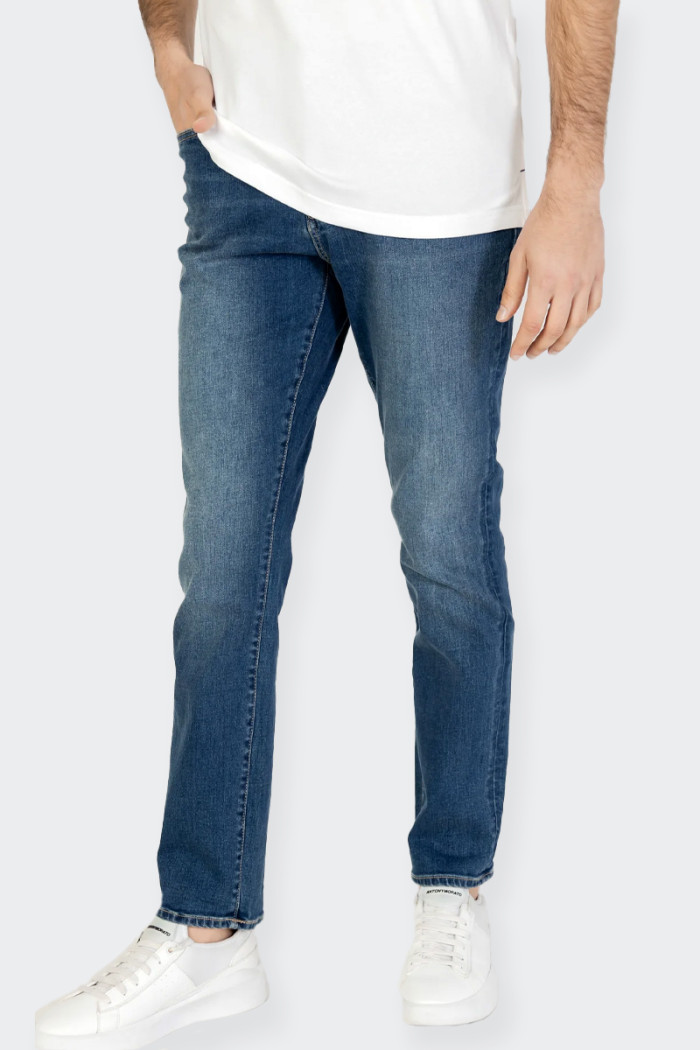 jeans Armani Exchange da uomo Realizzati con cura e attenzione ai dettagli, questi jeans offrono una vestibilità aderente che va