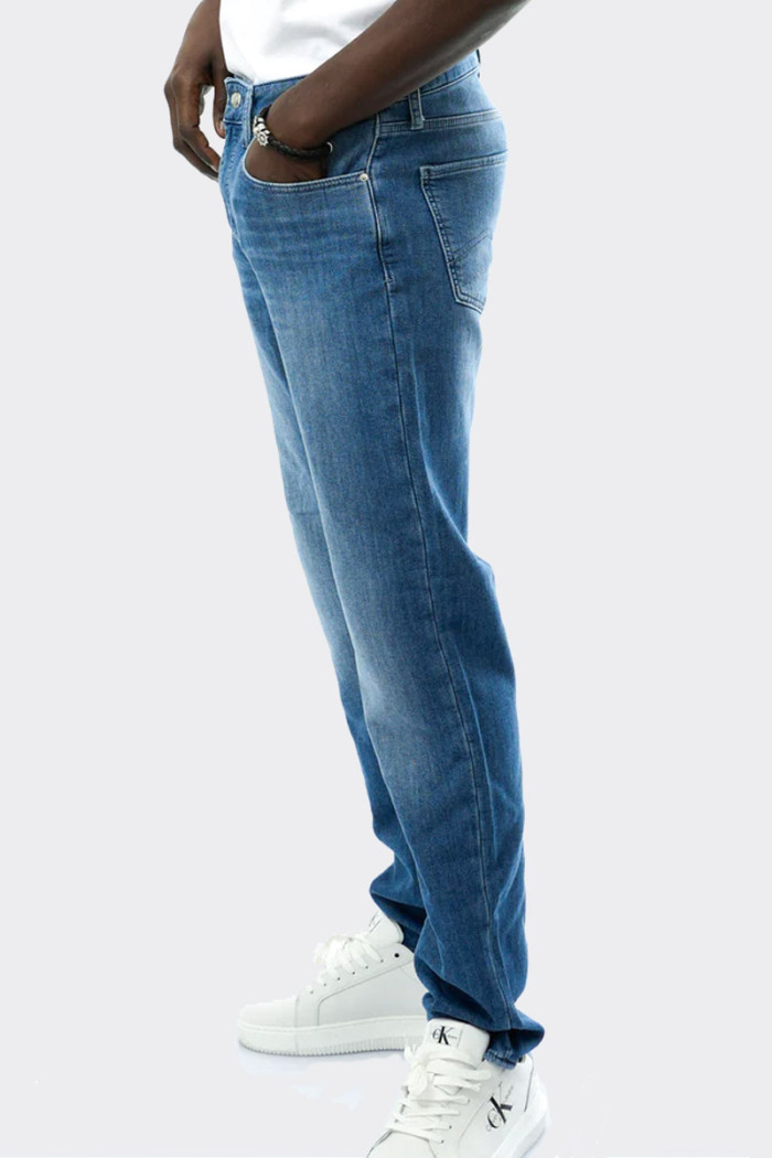 Jeans da uomo il slim fit con cinque tasche, non solo ti dona un look moderno e sofisticato ma ti offre anche il massimo comfort