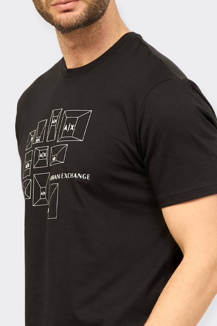 t-shirt da uomo realizzata in morbido cotone, presenta una vestibilità regolare e una stampa del logo frontale. Il suo girocollo