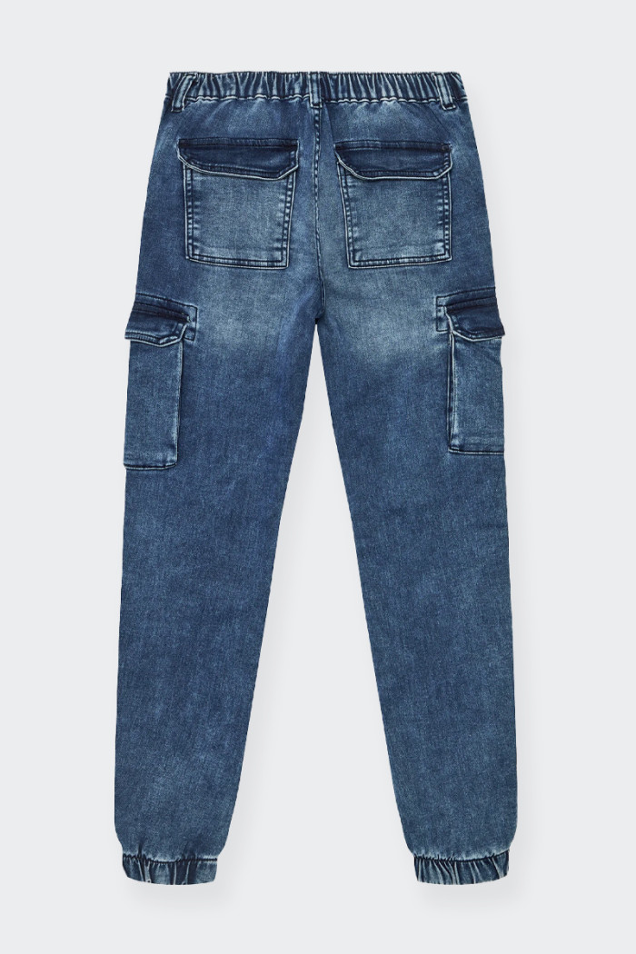 pantaloni di jeans cargo Guess da bambino realizzati in morbido tessuto di cotone, presentano una coulisse elasticizzata in vita
