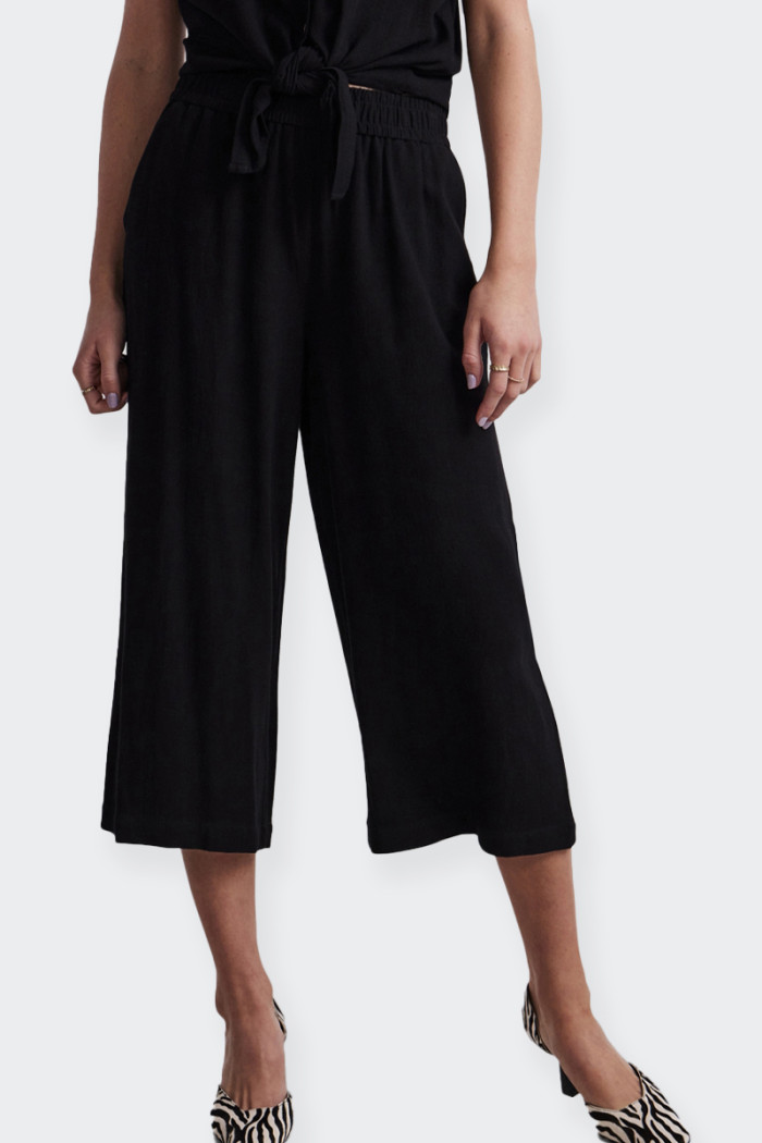 women's trousers perfect for those seeking comfort and style. These women's trousersna feature a wide-leg fit and a short length