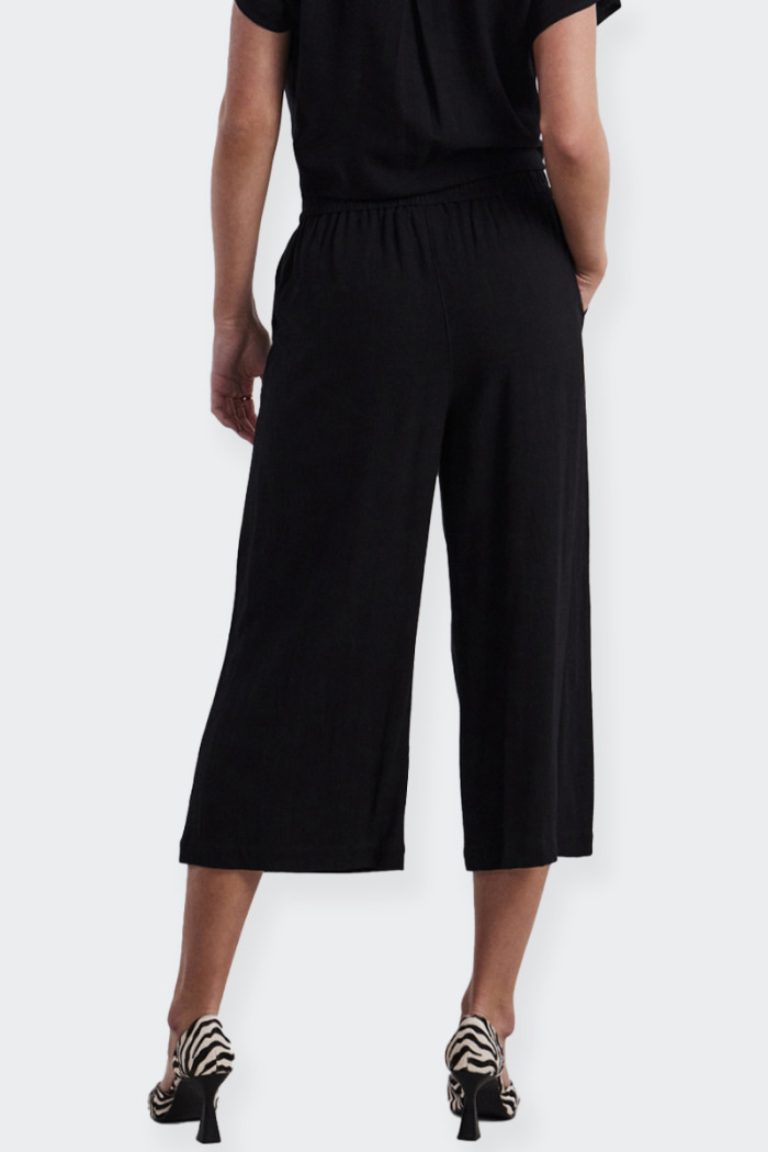 pantaloni Pieces da donna perfetti per chi cerca comfort e stile. Questi pantaloni da donna presentano una vestibilità ampia a g