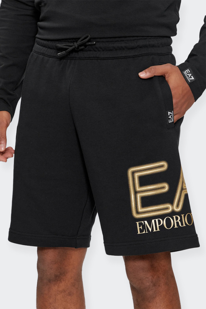 men's shorts Made of high-quality cotton. they offer a regular fit and an adjustable drawstring waist for customised comfort. Wi