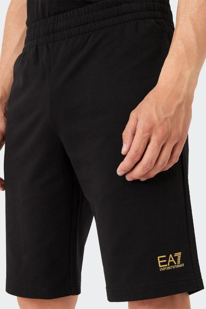 Men's sweatshirt shorts made of cotton fleece are designed to ensure comfort during sports and relaxation. The model has an elas
