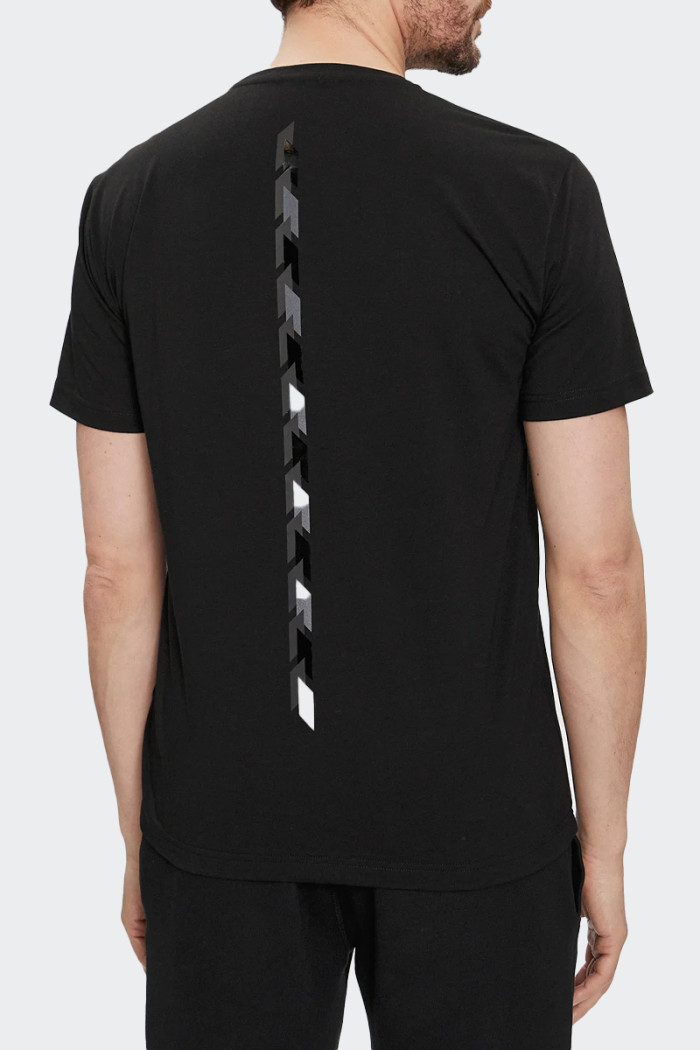 t-shirt Emporio Armani EA7 da uomo perfetta per gli uomini che cercano uno stile unico. Realizzata in morbido cotone, presenta m