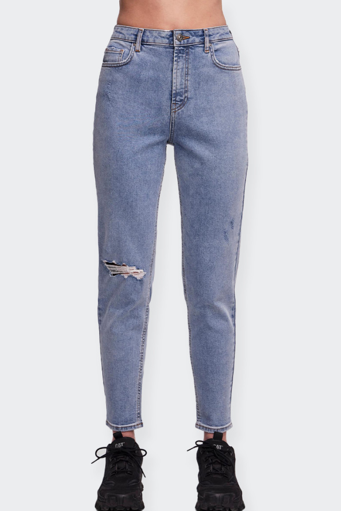 Jeans Pieces a vita alta da donna a 5 tasche con dettaglio "patch rovinato". Chiusura a zip con e bottone a rivetto ne completan