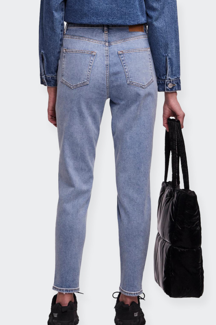 Jeans Pieces a vita alta da donna a 5 tasche con dettaglio "patch rovinato". Chiusura a zip con e bottone a rivetto ne completan