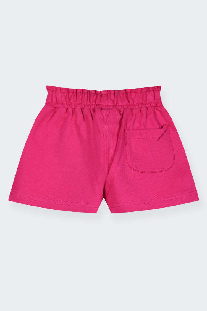 pantaloncini corti per bambina realizzati in cotone. taglio comodo e una coulisse elasticizzata con cordino per una vestibilità 