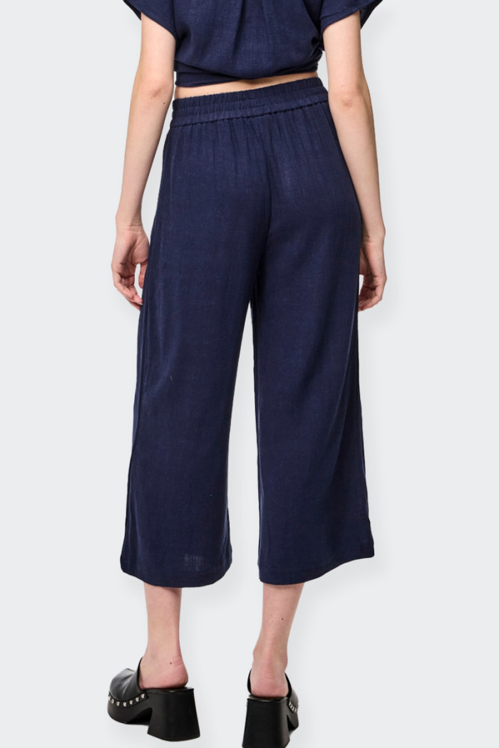 women's trousers perfect for those seeking comfort and style. These women's trousersna feature a wide-leg fit and a short length