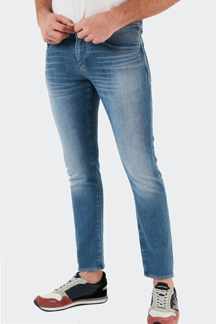 Five-pocket jeans for men. Made of denim with a delavé effect, this jean features the brand's logo and a dark wash that makes it