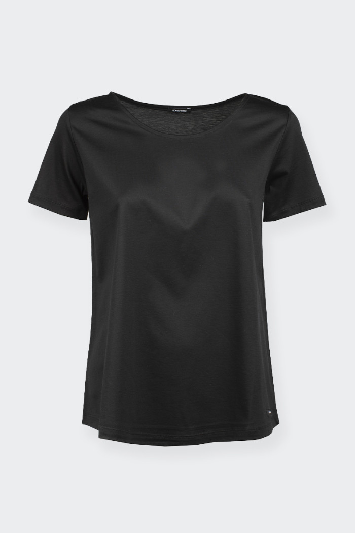 T-shirt Romeo Gigli oversize da donna realizzata in cotone elasticizzato. Scritta logo frontale. stile casual.