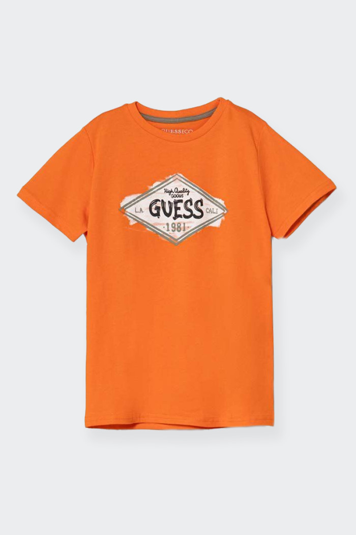 Con un design girocollo, maniche corte e una stampa frontale, questa t-shirt Guess da bambino offre un effetto street unico. Il 