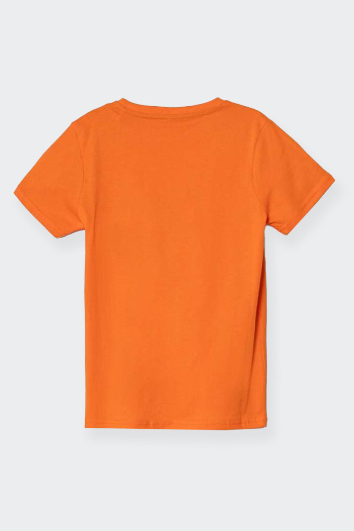 With a crew neck design, short sleeves and a front print, this children's T-shirt offers a unique street effect. The regular cut