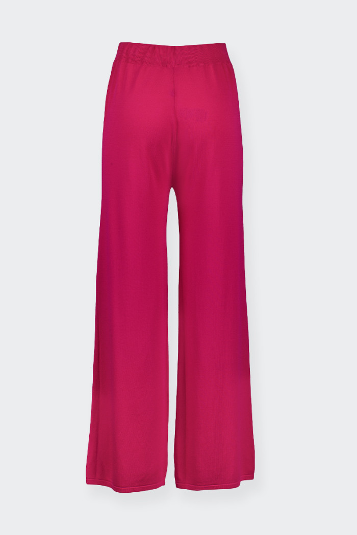Palazzo trousers in crepe fabric. Characterized by the elastic waist that gives more comfort. Fit at high waist. Ideal to wear o