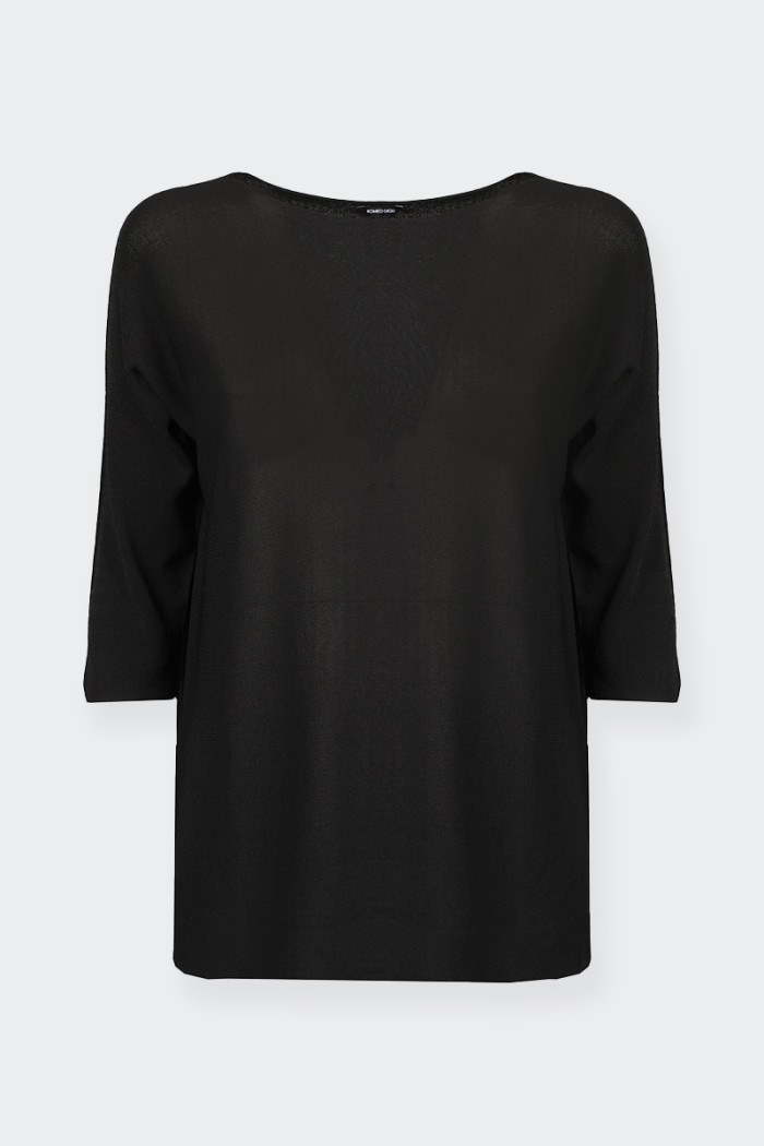 Women’s jersey in crepe fabric with boat neckline. Characterized by the sharp cut and three-quarter sleeves. soft fit. To match 