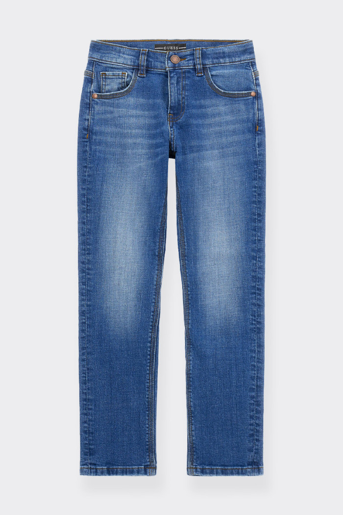 jeans Guess per bambino con taglio dritto e modello a cinque tasche. Il logo patch applicato sulla tasca posteriore aggiunge un 