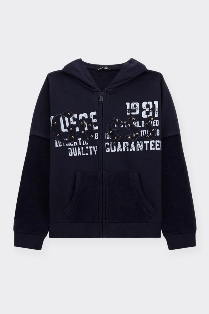Guess sweatshirt for children with a concealed zip fastener, gauzed interior and hood, offers comfort and practicality. The two 