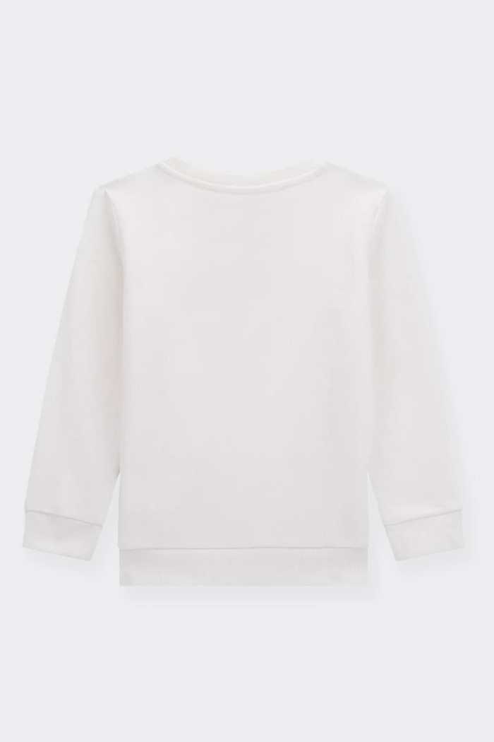 Made of soft cotton with a gauzed interior, this sweatshirt offers comfort and lightness. The round neck and long sleeves ensure