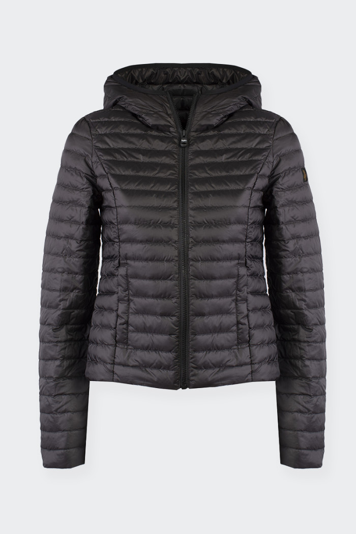 The Refrigiwear Summer Mead Jacket is a lightweight down jacket for women, a must-have for the Spring Summer season. The direct-