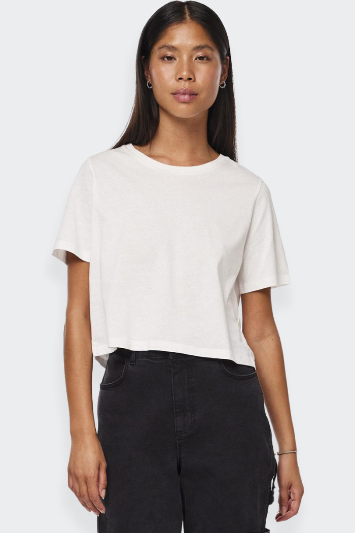 An oversized cropped t-shirt perfect for fashionable girls. With short sleeves, a round neckline and a straight cut, this t-shir