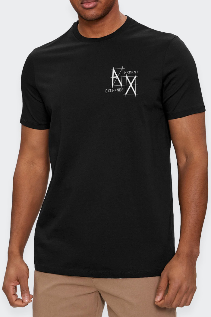 Made of soft cotton, this men's T-shirt features short sleeves and a comfortable crew neck. The logo design on the heart point a