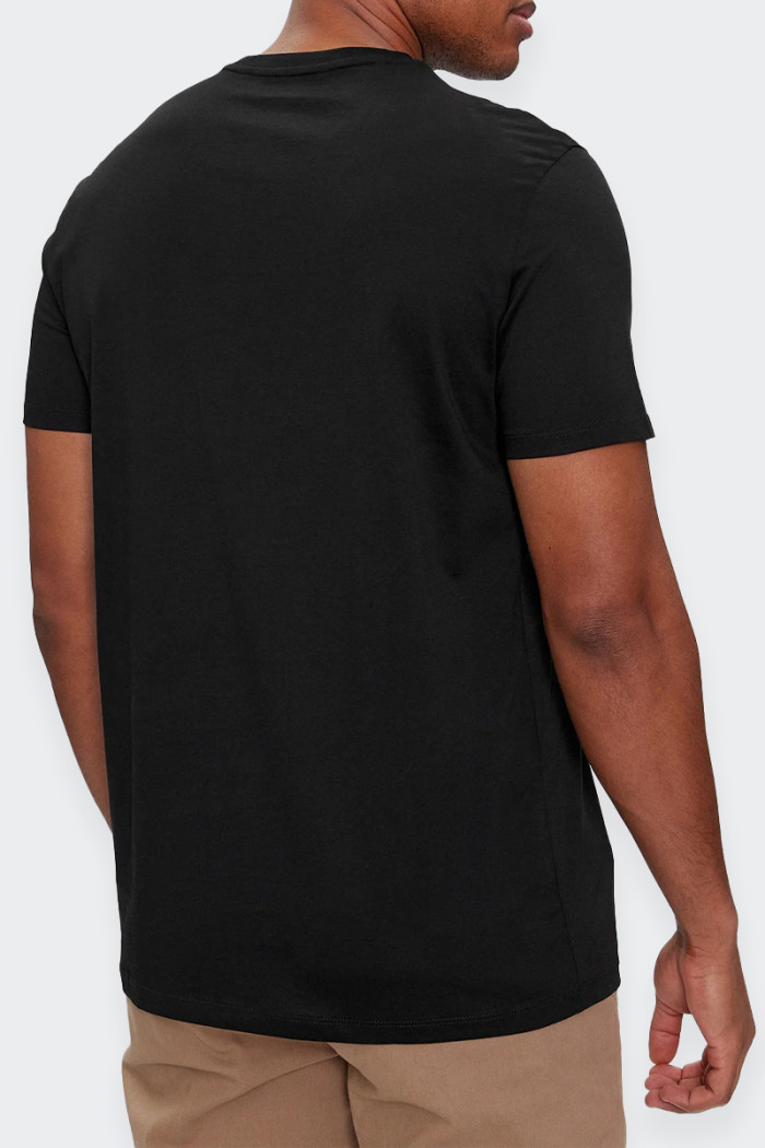 Realizzata in morbido cotone, questa maglietta da uomo presenta maniche corte e un girocollo comodo. Il design del logo sul punt