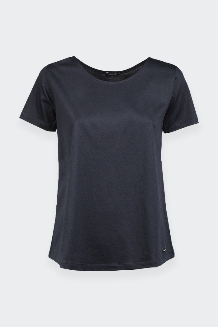 T-shirt oversize realizzata in cotone elasticizzato. Scritta logo frontale. stile casual.