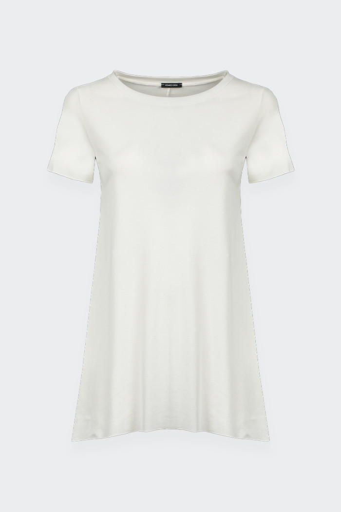 T-shirt Romeo Gigli oversize asimmetrica da donna. Caratterizzata dalle maniche e dal fondo realizzati a taglio vivo. Presenta p