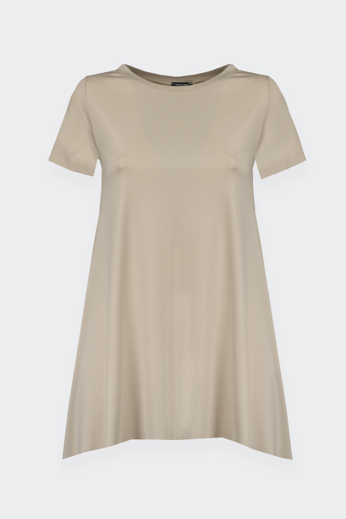 T-shirt Romeo Gigli oversize asimmetrica da donna. Caratterizzata dalle maniche e dal fondo realizzati a taglio vivo. Presenta p