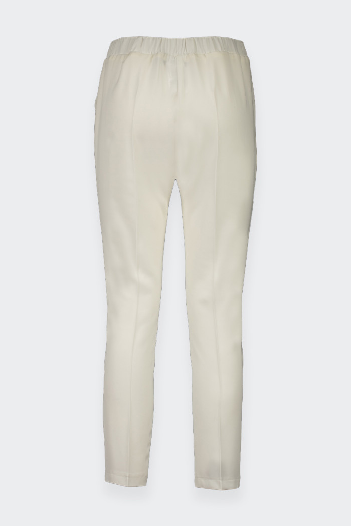 Cigarette pants with elastic waist. Featuring practical side pockets. Classic style, ideal to wear on all occasions. Regular fit