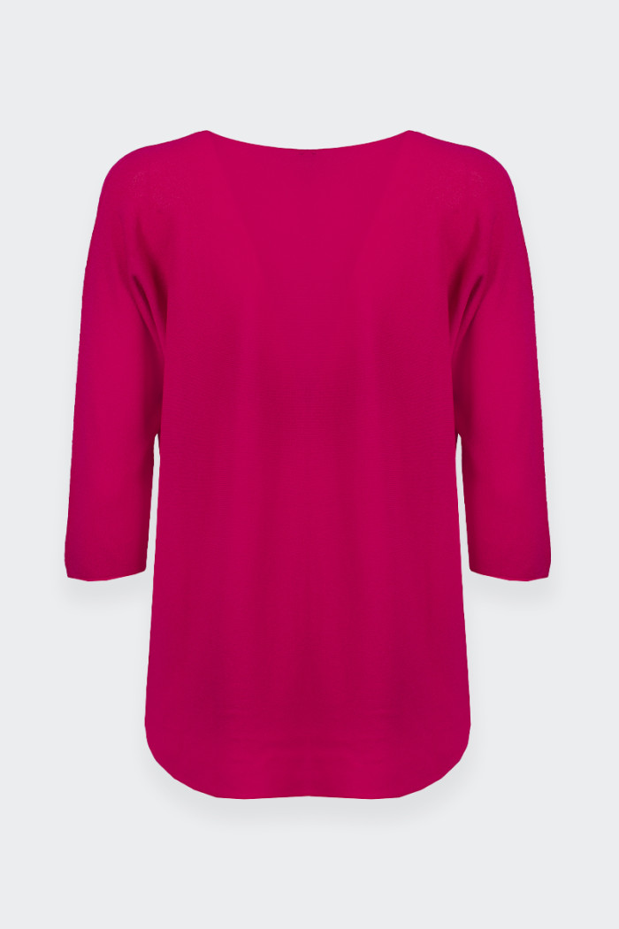 Women’s jersey in crepe fabric with boat neckline. Characterized by the sharp cut and three-quarter sleeves. soft fit. To match 