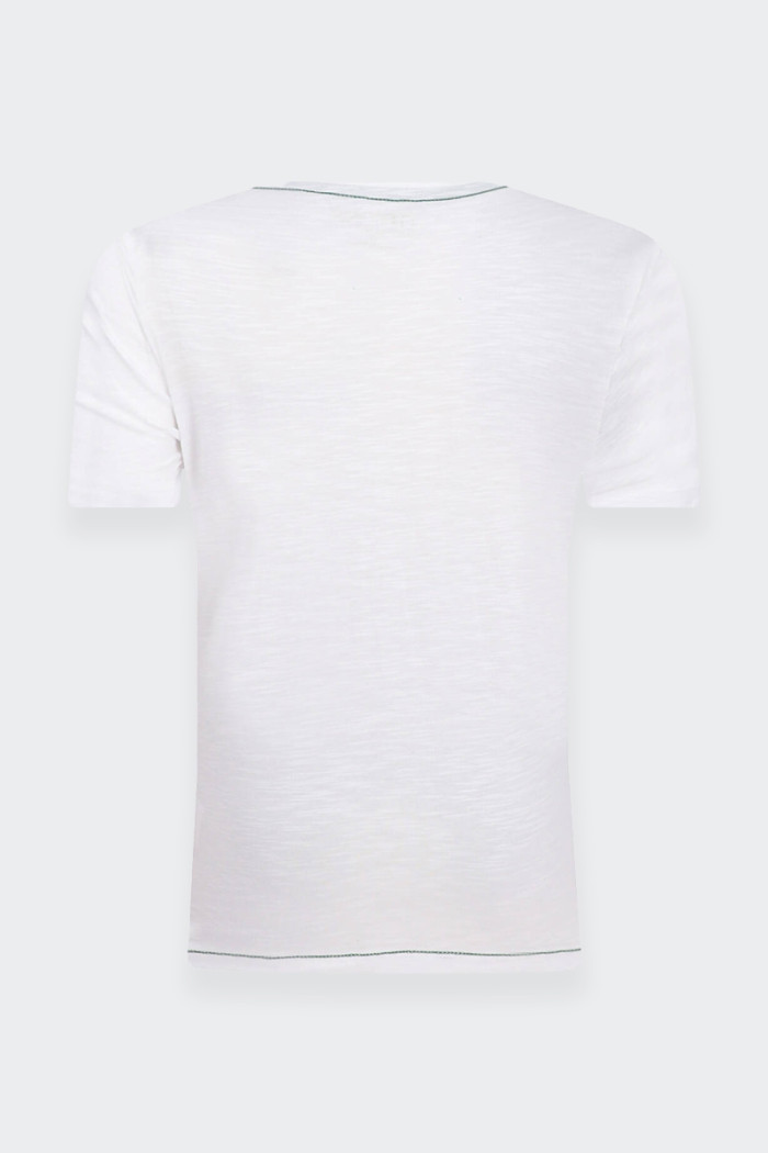 La t-shirt Guess perfetta per un look sportivo e alla moda. Con il suo girocollo e le maniche corte, offre comfort e libertà di 