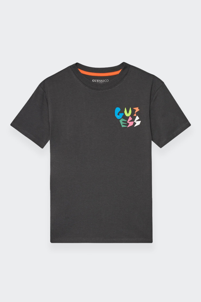 Made with a crew neck and short sleeves, this Guess T-shirt for boys offers a regular fit for a comfortable fit. The multicolour