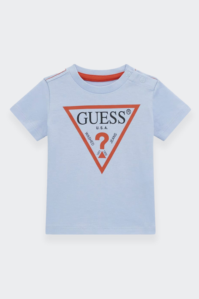 With a round neck and short sleeves, this Guess T-shirt has a regular fit and a comfortable jersey fabric. The Triangle logo add