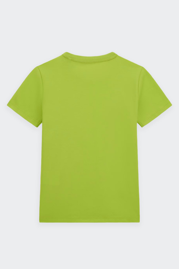 The lime green 3D effect print guess t-shirt is perfect for boys. With its crew neck and short sleeve, it offers a comfortable r