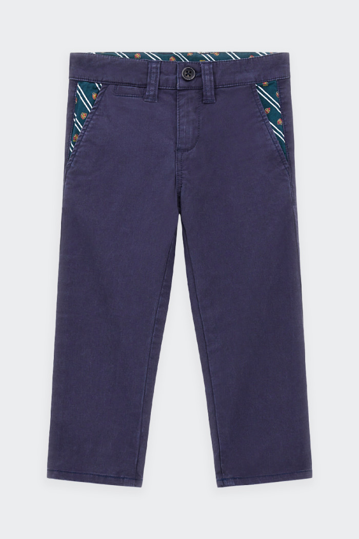 Per i piccoli fashionisti in crescita, questi pantaloni Guess gabardine chino blu sono l'aggiunta perfetta al guardaroba dei tuo