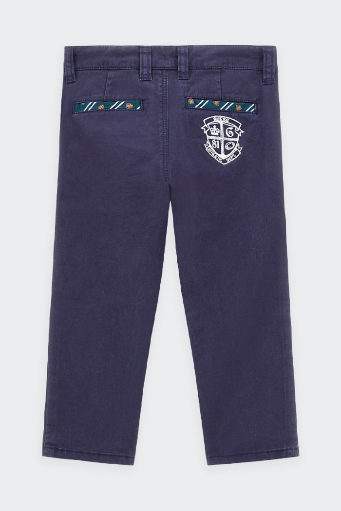 Per i piccoli fashionisti in crescita, questi pantaloni Guess gabardine chino blu sono l'aggiunta perfetta al guardaroba dei tuo