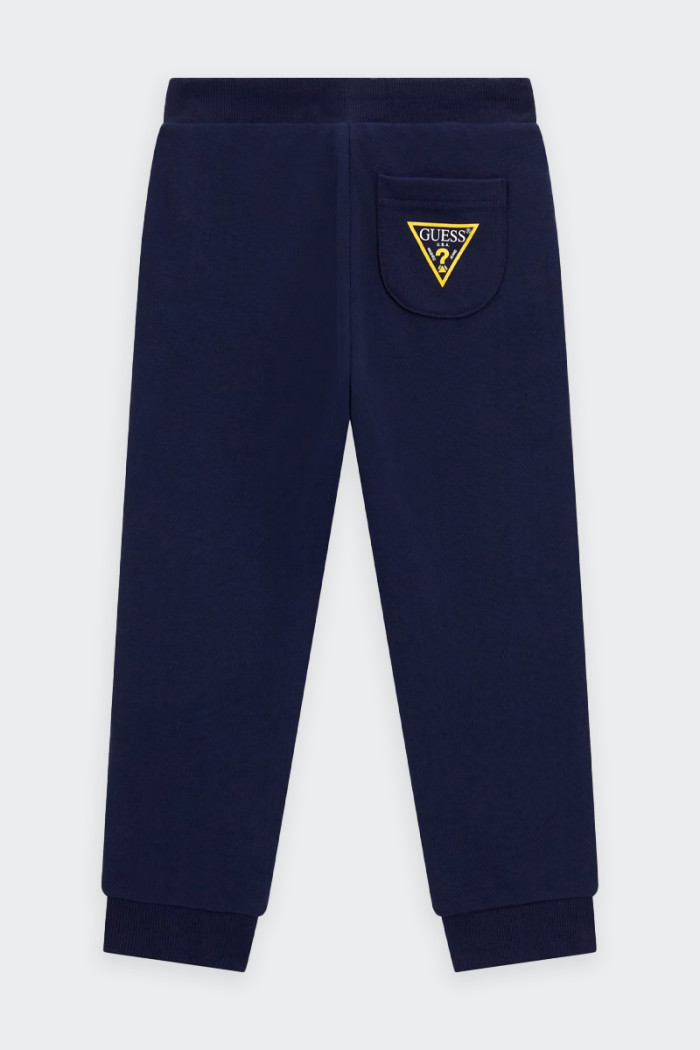 Made of soft gauzed fabric, these children's tracksuit trousers offer exceptional comfort. With a regular fit and a medium waist