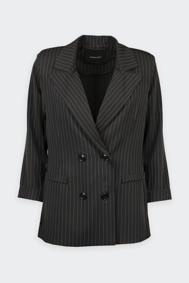 Women’s chalk jacket Romeo Gigli. Characterized by padded shoulder straps and aesthetic pockets on the front. Sleeves with lapel