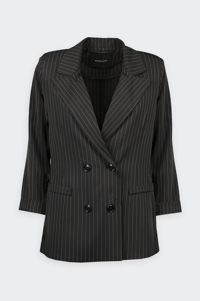 Women’s chalk jacket Romeo Gigli. Characterized by padded shoulder straps and aesthetic pockets on the front. Sleeves with lapel