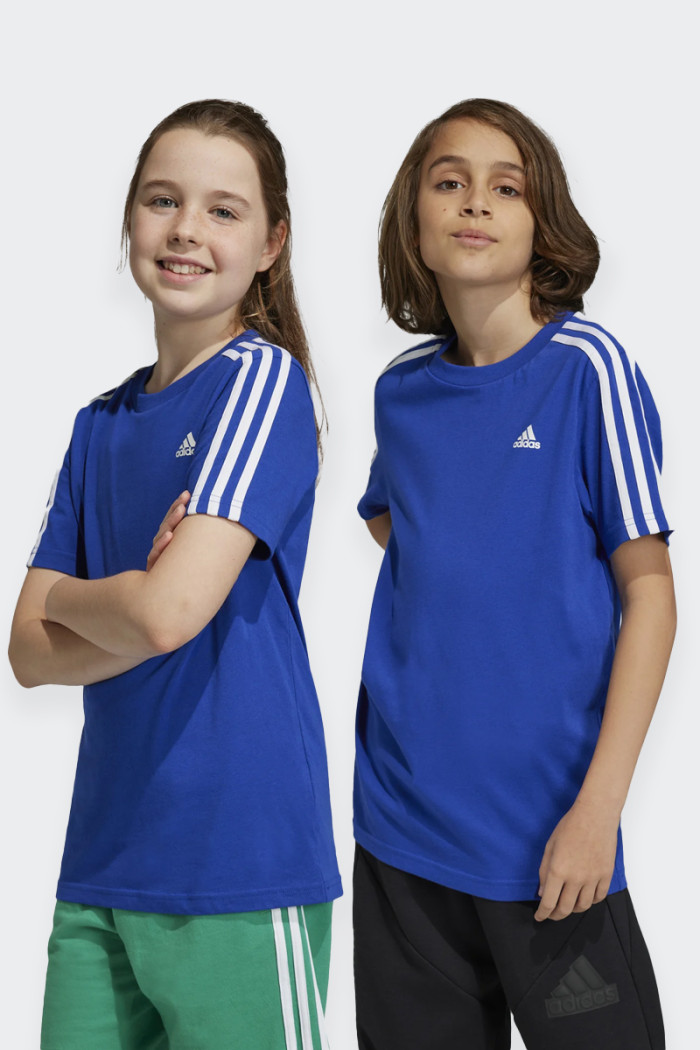 This unisex Adidas sports T-shirt for boys offers uncompromising comfort and style. With a crew neck and short sleeves, it is pe