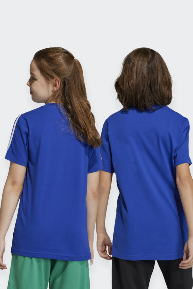 questa t-shirt sportiva Adidas unisex per ragazzi offre comfort e stile senza compromessi. Con un girocollo e maniche corte, è p