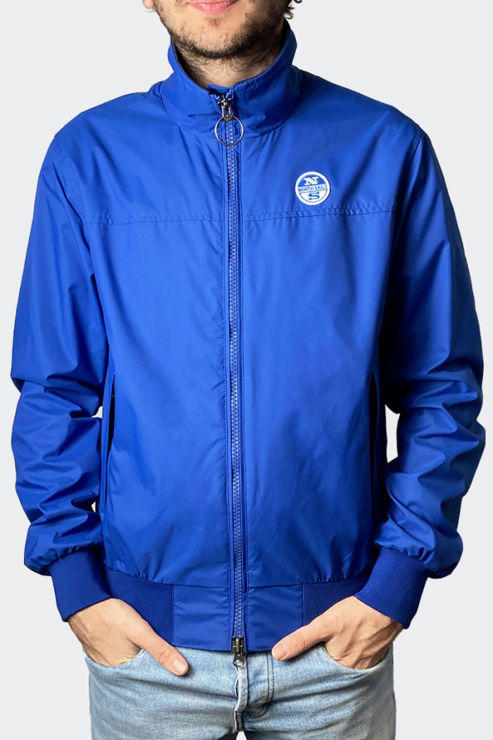 North Sails men's half-weight Sailor jacket with a slim fit. With its high collar and heart point logo, this jacket offers you a