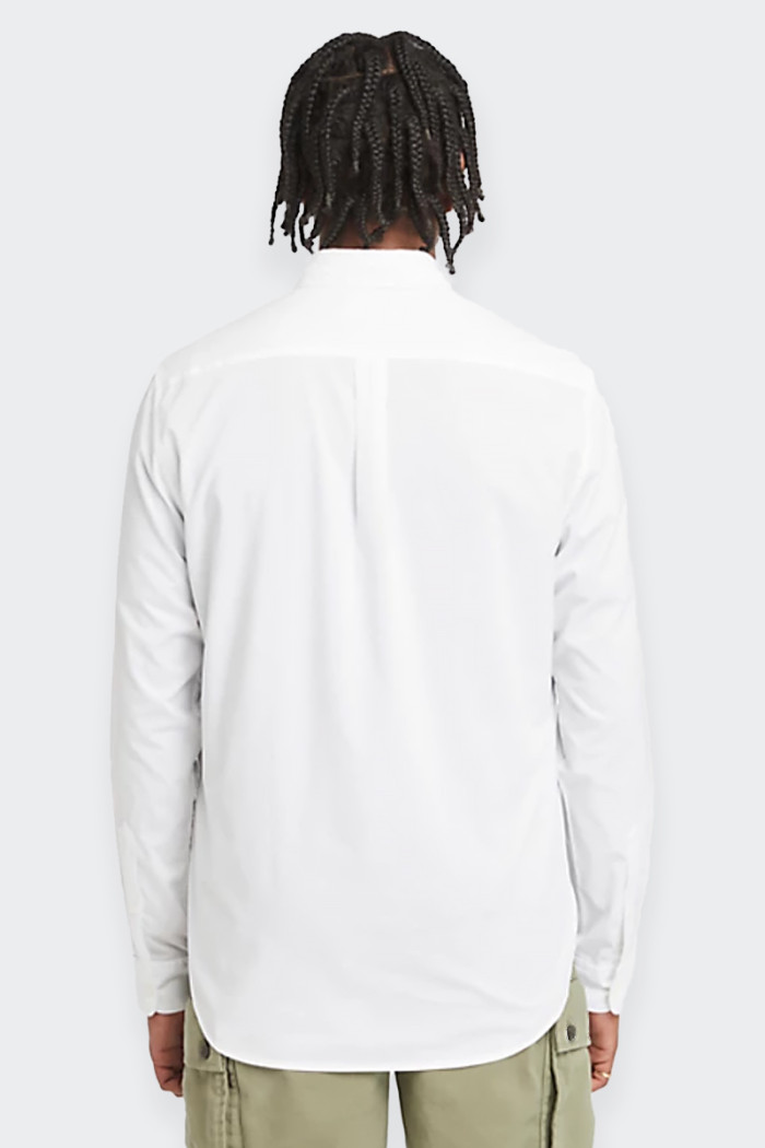 camicia Timberland da uomo realizzata in 100% cotone con maniche lunghe e tessuto elasticizzato meccanicamente. Il colletto e la
