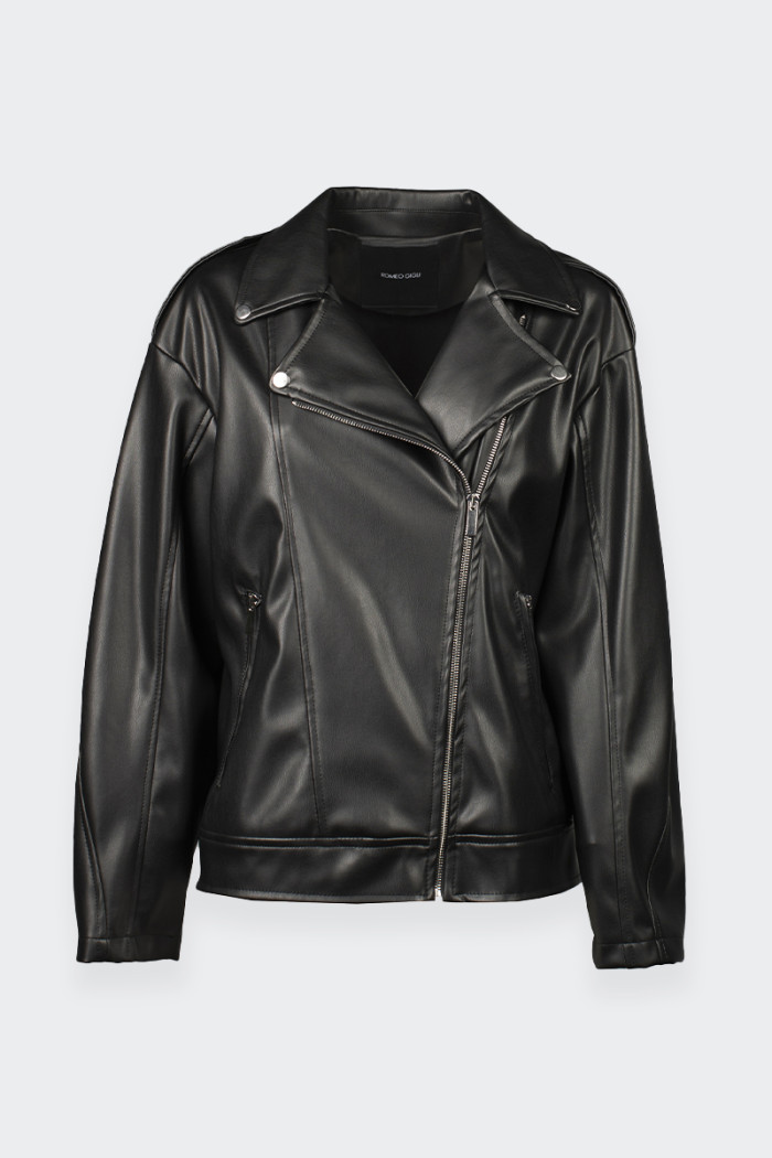 Women’s oversized leather nail. Front pockets with zip. Ideal to wear in informal moments.