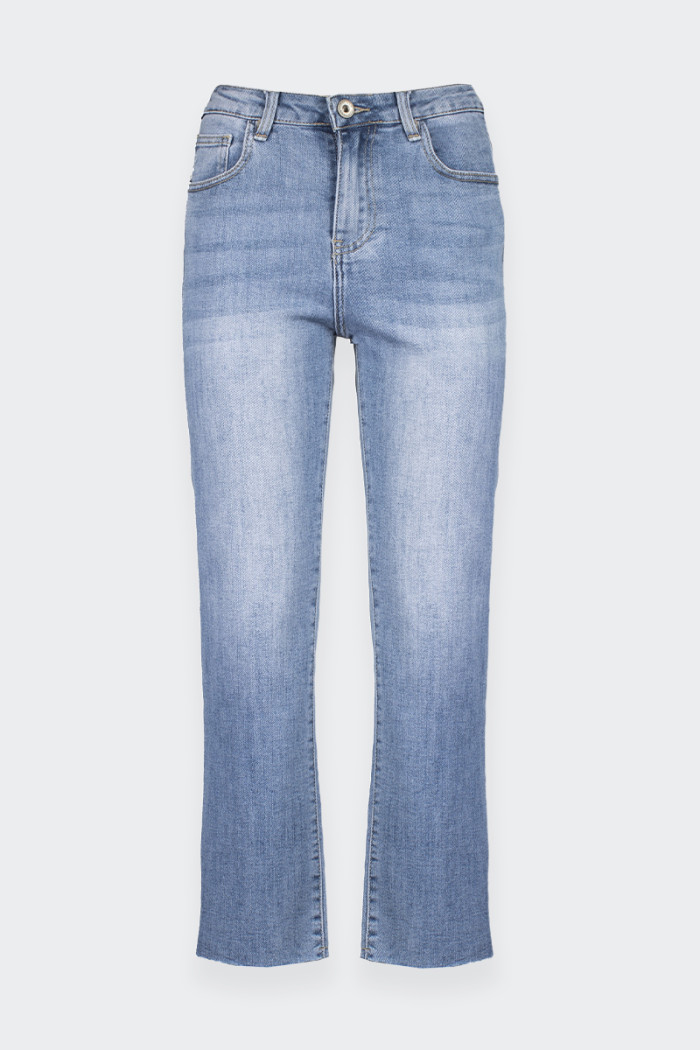 Jeans a sigaretta Romeo Gigli 5 tasche da donna. Realizzato in blend di cotone. Fondo realizzato a taglio vivo. Stone washed. Fi
