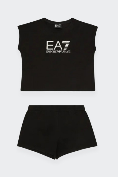 set sportivo Emporio Armani EA7 per bambina realizzato in 100% cotone, che unisce stile e comfort. La t-shirt ha maniche corte e