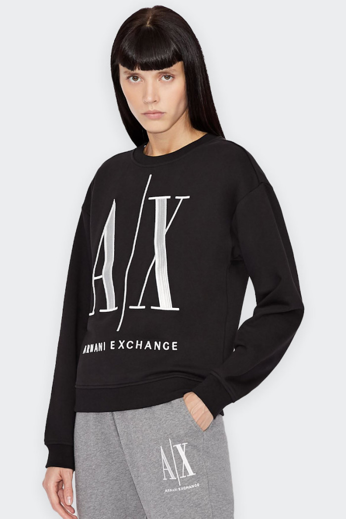 crewneck sweatshirt with contrasting macro logo for a bold and stylish look